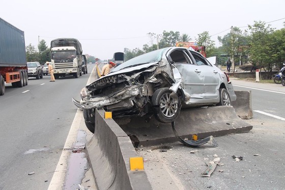 Xe ô tô bị biến dạng phần đầu sau tai nạn trên quốc lộ 1A ảnh 1