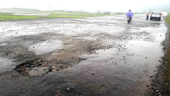 Tan nát tuyến đường ở Khu kinh tế Vũng Áng ảnh 2