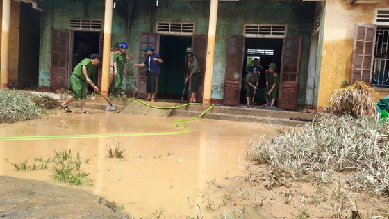 Nhiều xã miền cao ở Hà Tĩnh tranh thủ nắng ráo, dọn dẹp sau lũ rút ảnh 5