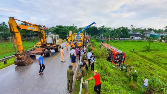 Lật xe ô tô khách ở Hà Tĩnh, 1 người tử vong, nhiều người bị thương ảnh 13
