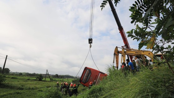 Lật xe ô tô khách ở Hà Tĩnh, 1 người tử vong, nhiều người bị thương ảnh 14