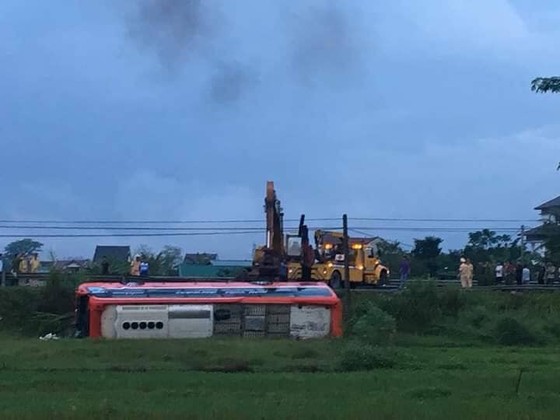 Lật xe ô tô khách ở Hà Tĩnh, 1 người tử vong, nhiều người bị thương ảnh 1