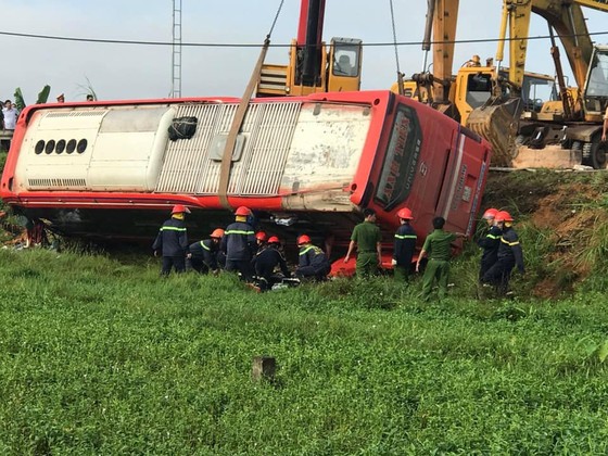 Lật xe ô tô khách ở Hà Tĩnh, 1 người tử vong, nhiều người bị thương ảnh 10
