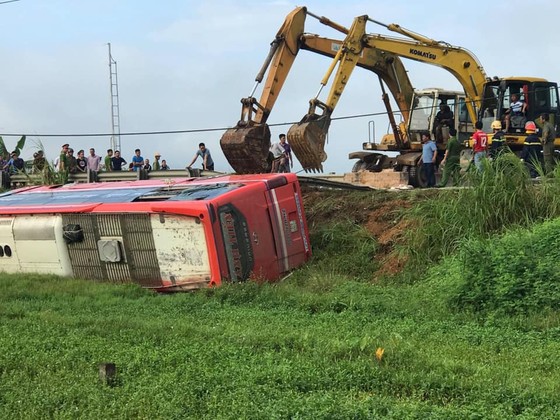 Lật xe ô tô khách ở Hà Tĩnh, 1 người tử vong, nhiều người bị thương ảnh 8
