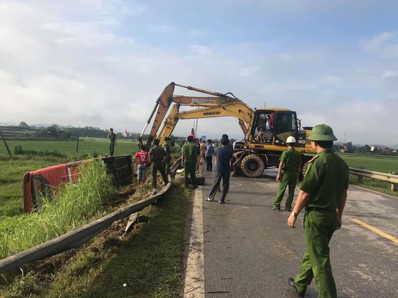 Lật xe ô tô khách ở Hà Tĩnh, 1 người tử vong, nhiều người bị thương ảnh 9