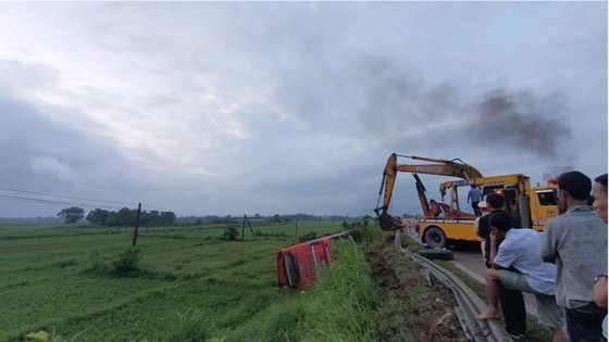 Lật xe ô tô khách ở Hà Tĩnh, 1 người tử vong, nhiều người bị thương ảnh 17