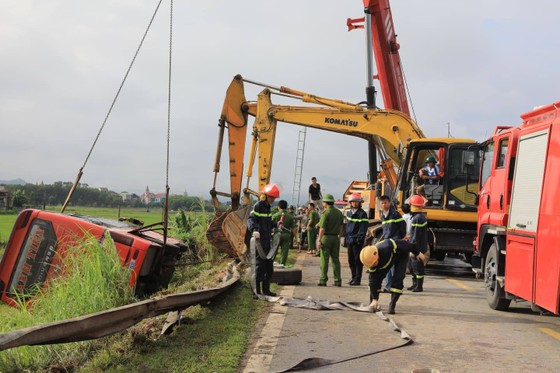 Lật xe ô tô khách ở Hà Tĩnh, 1 người tử vong, nhiều người bị thương ảnh 18