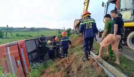 Lật xe ô tô khách ở Hà Tĩnh, 1 người tử vong, nhiều người bị thương ảnh 7