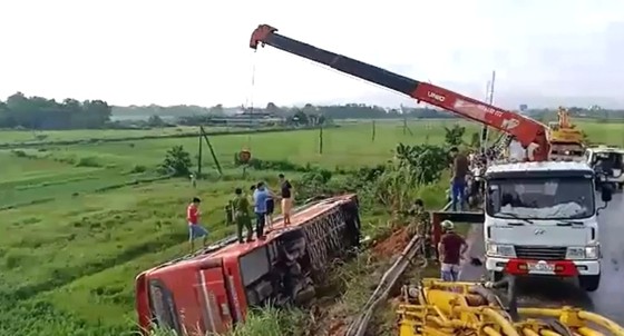 Lật xe ô tô khách ở Hà Tĩnh, 1 người tử vong, nhiều người bị thương ảnh 3