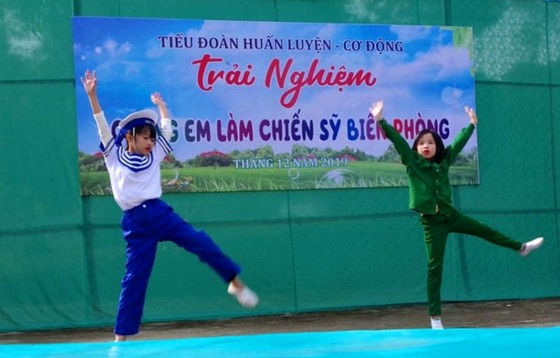 Học sinh, giáo viên thích thú trải nghiệm 'Chúng em làm chiến sĩ biên phòng' ảnh 15