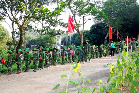 Học sinh, giáo viên thích thú trải nghiệm 'Chúng em làm chiến sĩ biên phòng' ảnh 9