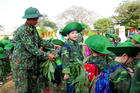 Học sinh, giáo viên thích thú trải nghiệm 'Chúng em làm chiến sĩ biên phòng' ảnh 11