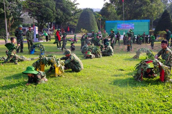 Học sinh, giáo viên thích thú trải nghiệm 'Chúng em làm chiến sĩ biên phòng' ảnh 17