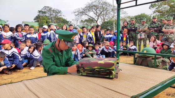 Học sinh, giáo viên thích thú trải nghiệm 'Chúng em làm chiến sĩ biên phòng' ảnh 3