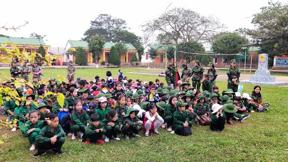 Học sinh, giáo viên thích thú trải nghiệm 'Chúng em làm chiến sĩ biên phòng' ảnh 5