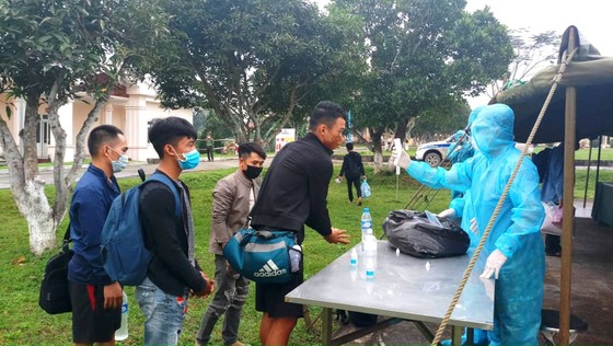 Hàng trăm công dân Việt Nam từ Lào về qua Cửa khẩu quốc tế Cầu Treo ảnh 4