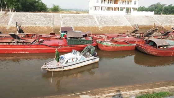 Phát hiện 6 sà lan khai thác cát trái phép trên sông Lam ảnh 1