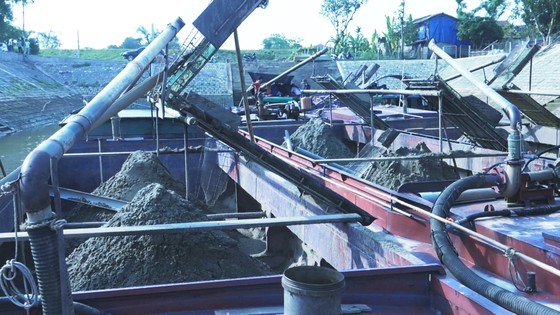 Phát hiện 6 sà lan khai thác cát trái phép trên sông Lam ảnh 2
