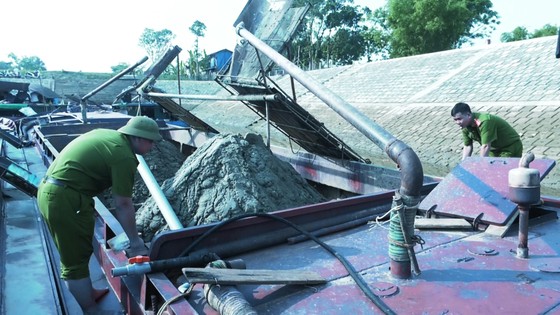 Phát hiện 6 sà lan khai thác cát trái phép trên sông Lam ảnh 5