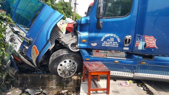 Tai nạn giữa xe khách và xe container, 2 người thương vong ảnh 11