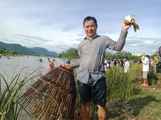 Hàng ngàn người dân nô nức tham gia lễ hội đánh cá 'độc nhất' ở Hà Tĩnh ảnh 16