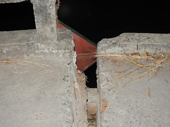 Cầu dân sinh có nguy cơ sập sau khi bị sà lan chở cát va chạm ảnh 12