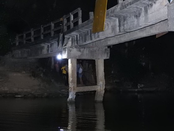 Cầu dân sinh có nguy cơ sập sau khi bị sà lan chở cát va chạm ảnh 8