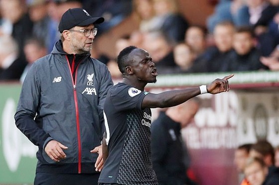 Liverpool trụ vững ngôi đầu trong ngày viết nên lịch sử toàn thắng ảnh 1