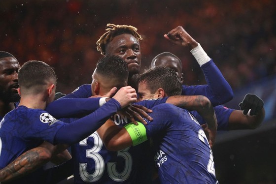 Liverpool, Chelsea giành vé thuyết phục, Ajax bị loại cay đắng ảnh 1