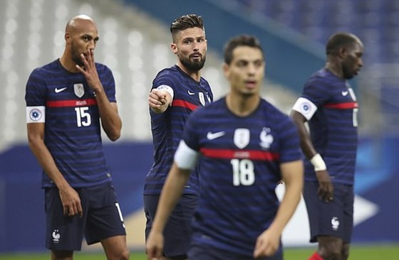 Ronaldo ghi bàn thứ 102 trong chiến thắng hủy diệt của Bồ Đào Nha ảnh 1