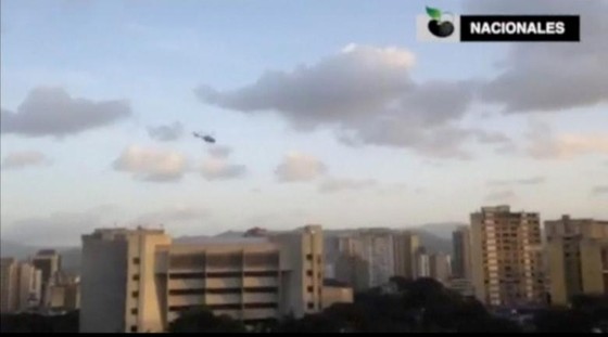 Trực thăng cảnh sát tấn công Tòa án Tối cao và Bộ Nội vụ Venezuela ảnh 1