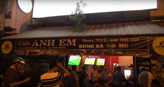 Hàng chục con bạc tháo chạy tán loạn khỏi quán cà phê ở TPHCM ảnh 1