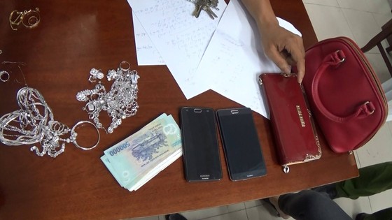 Ngồi trên xe ô tô đổ xăng, người phụ nữ bị cướp gần 300 triệu đồng ảnh 1