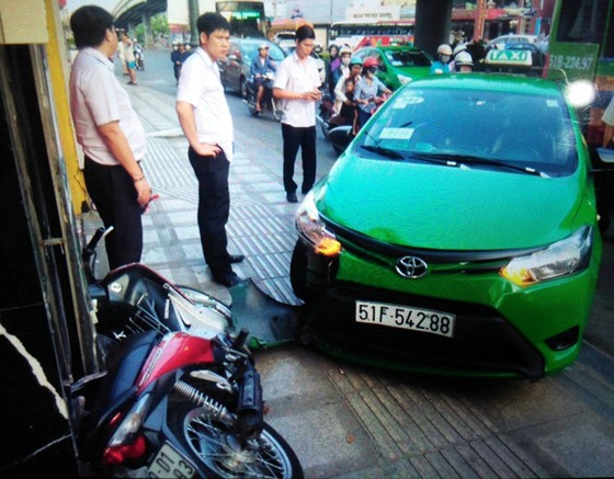 Tài xế taxi tông xe vào tên cướp, lấy lại tài sản cho cô gái ảnh 1