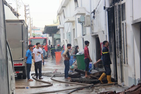 Hàng trăm cán bộ chiến sĩ chữa cháy ở công ty sản xuất bao bì ở quận 8 ảnh 1