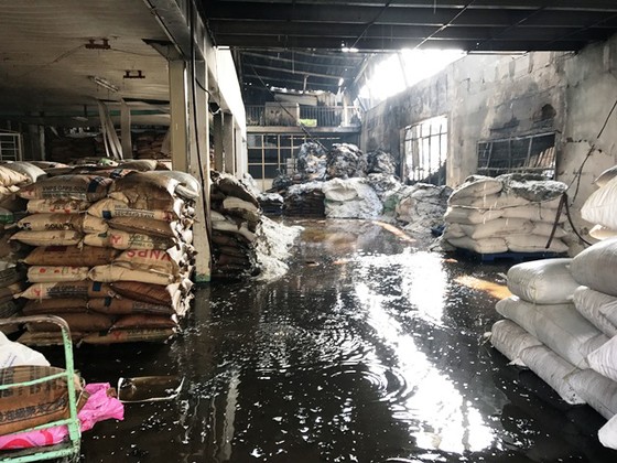 Hàng trăm cán bộ chiến sĩ chữa cháy ở công ty sản xuất bao bì ở quận 8 ảnh 2