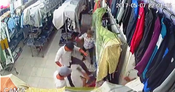 Truy bắt nhóm con đồ mang hung khí xông vào cửa hàng chém người ảnh 2