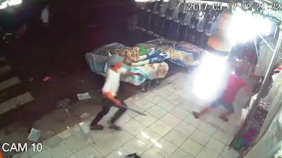 Truy bắt nhóm con đồ mang hung khí xông vào cửa hàng chém người ảnh 1