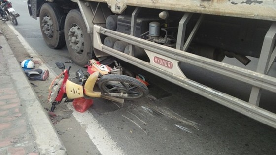 "Giải cứu" cặp vợ chồng kẹt dưới bánh xe tải sau va chạm ảnh 1