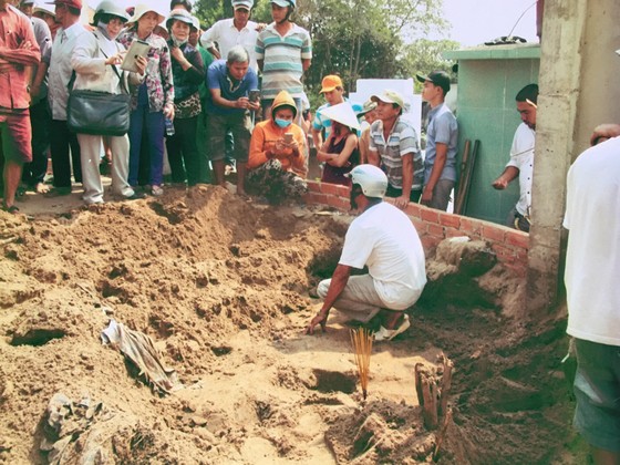 Cấp phép xây nhà trên mồ mả ảnh 1