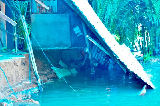 TPHCM: 5 căn nhà bị sạt lở trong đêm, người dân thoát nạn kịp thời ảnh 8