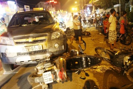 Nghi án chiếN sĩ công an điều khiển ôtô đâm nhiều xe máy trên phố ảnh 3