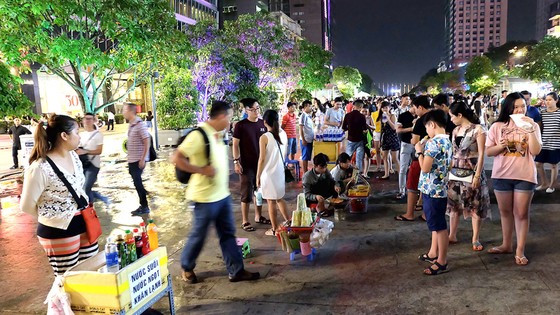 Bán hàng rong tại phố đi bộ Nguyễn Huệ ảnh 1
