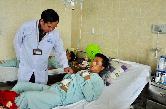 Gắp và hút trên 800 con sán trong ống mật của bệnh nhân hay ăn gỏi cá với rau sống ảnh 1