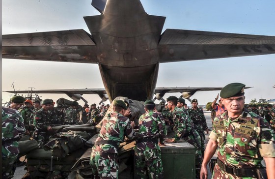 Số nạn nhân thiệt mạng do động đất và sóng thần tại Indonesia đã lên tới gần 400 người ảnh 16