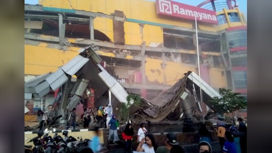 Số nạn nhân thiệt mạng do động đất và sóng thần tại Indonesia đã lên tới gần 400 người ảnh 12