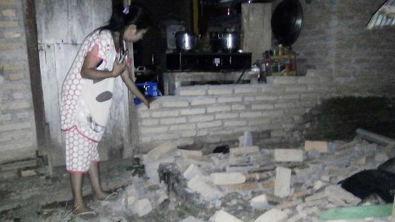 Số nạn nhân thiệt mạng do động đất và sóng thần tại Indonesia đã lên tới gần 400 người ảnh 14