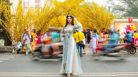 Hoa hậu Du lịch Tường Vy rạng ngời dạo phố ông đồ ảnh 4
