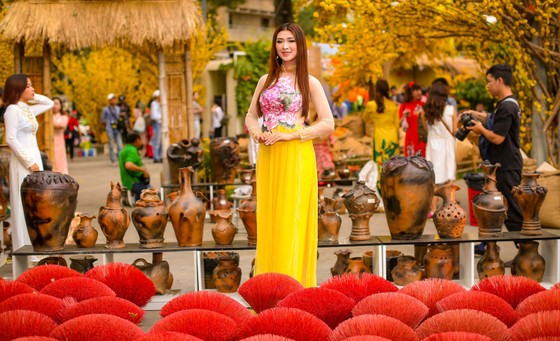 Hoa hậu Du lịch Tường Vy rạng ngời dạo phố ông đồ ảnh 10