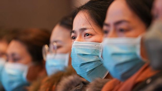 Dịch bệnh viêm phổi do virus corona: Virus có thể lây từ người sang người trong vòng 15 phút ảnh 1